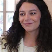 Studentessa ingegneria impartisce lezioni matematica